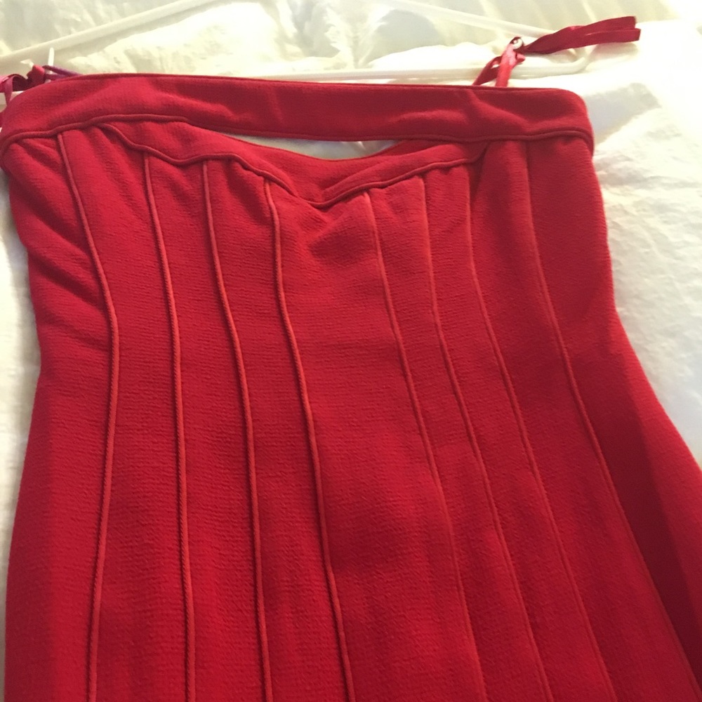Mini strapless dress in red.